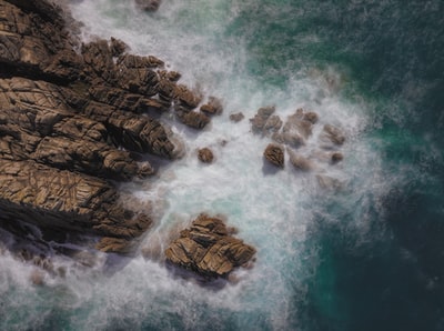 海上航拍棕色岩层